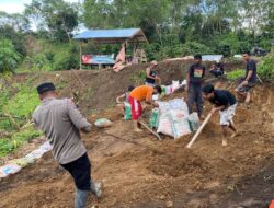 Bhabinkamtibmas Polsek Bandar Gotong Royong Bersama Masyarakat di Lokasi Bangun Pesantren