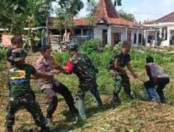 Cegah Banjir Polisi dan TNI Bersama Warga Bersihkan Jalur Sungai di Ponorogo