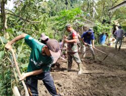 Dengan Semangat Kebersamaan: Babinsa dan Masyarakat Bersihkan Sisa Material Secara Manual