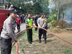 Kebakaran Lima Unit Rumah Kontrakan Kecamatan Bandar, Polisi Bantu Proses Pemadaman