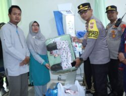 Kapolres Bener Meriah Berikan Perlengkapan Bayi yang Baru Ditemukan di Kecamatan Bandar