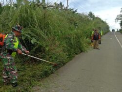 Babinsa Memprakarsai Warga Bersihkan Jalan Lintas KKA