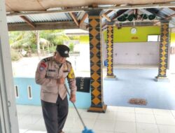 Bhabinkamatibmas Aipda marioanto dan Warga Gotong Royong Bersihkan Masjid Al-Ridho Sido Dadi