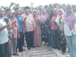 Calon Bupati Aceh Singkil Silahtu Rahmi Dengan Warga Desa Gosong.