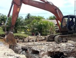 Pengerjaan Proyek Jembatan Jalan Bandes Memutus Aliran PDAM