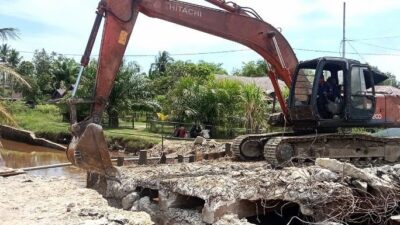 Pengerjaan Proyek Jembatan Jalan Bandes Memutus Aliran PDAM